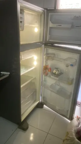 VENDO: Geladeira, guarda-roupas novo ,tv 50 e aofá de 2 lug