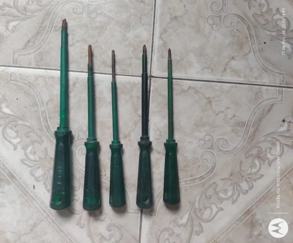 Chaves isoladas fendas e Philips 