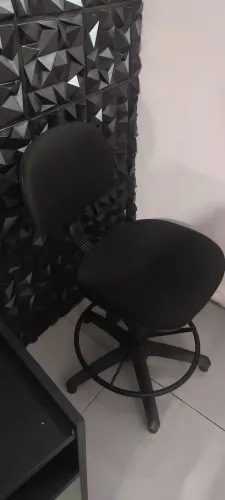 Cadeira giratória com regulagem de altura 