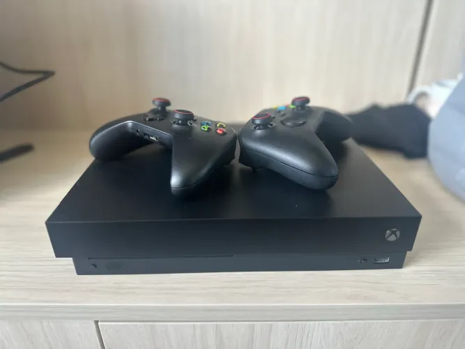 ? Xbox One X 1TB + 2 Controles Originais | Único Dono | Excelente Estado