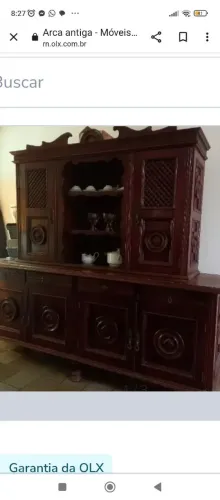 Móvel de antiquário e sofá