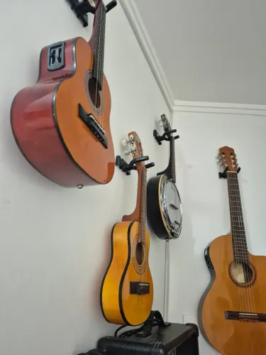 Vendo cavaquinh e banjo, analisou trocas 