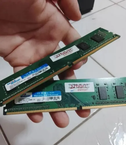 Duas Memórias ram 4gb ddr4