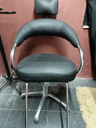 Cadeira de barbeiro semi nova 