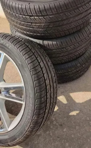 VENDO OU TROCO RODA ARO 17 - 225/50/17 - FURAÇÃO 5X114 - COM PNEUS NOVOS 
