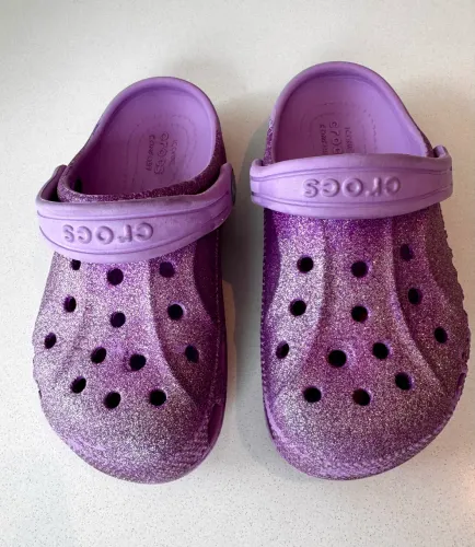 Crocs infantil roxo com glitter C12