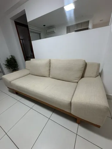 Sofá de linho claro