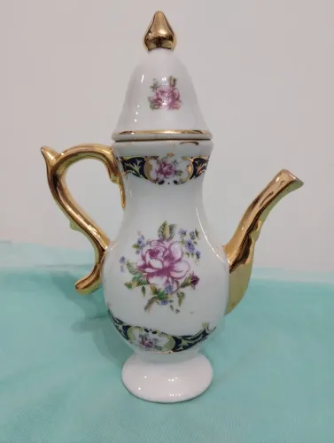 Bule em porcelana fina com detalhes filetado a ouro, marca Limogres, fabricado na França