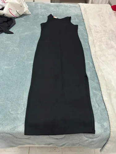 Vestido Midi Preto com Fenda Lateral - Elegante e Versátil