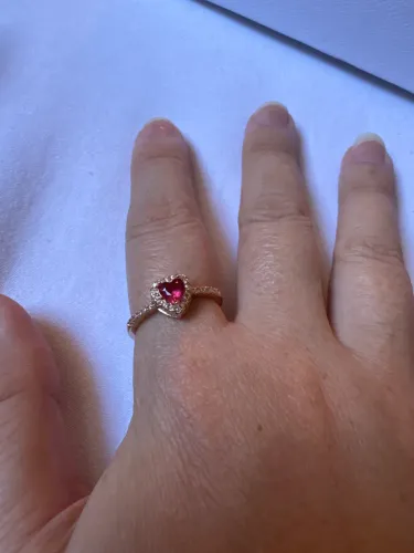 Anel dourado pedra coração vermelho pedras brancas brilhantes inspiração pandora