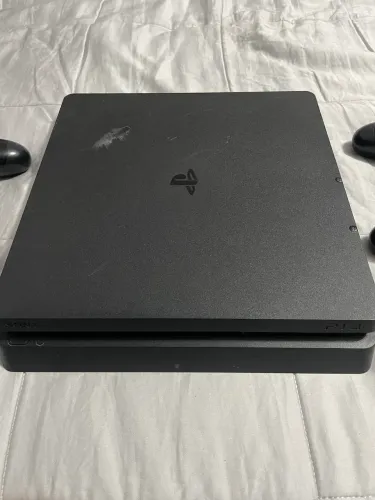 PS4 Slim 1TB com dois jogos e dois controles originais. Aparelho lacrado(nunca mexido)