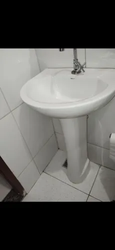 Pia de banheiro sem torneira roupa ótimo estado.