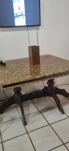 Vendo mesa de granito con pés de madeira rústico 