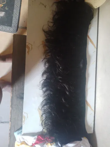 Cabelo liso com leves ondulações