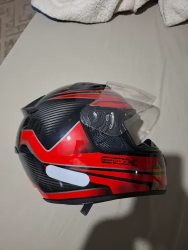 Vende-se esse capacete,  valor baixo , seminovo, motivo da minha venda que eu não uso mais