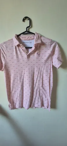 Camiseta infantil com botao. Tamanho 11 anos.Marca Arbecombie