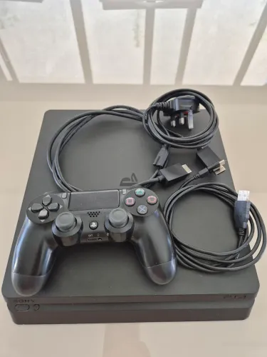 PS4 Slim com mais de 1000 jogos. ÚNICO DONO.