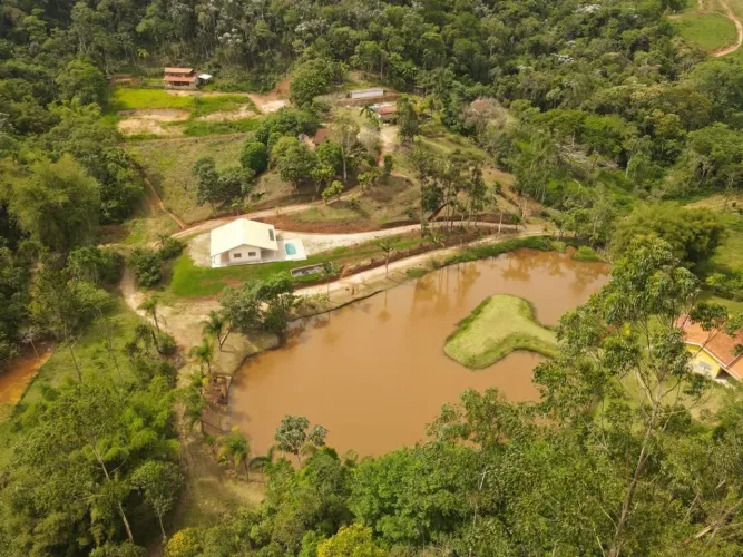 Sítio com 3 dormitórios à venda, 20000 m² por R$ 880.000,00 - Guirra - São José dos Campos