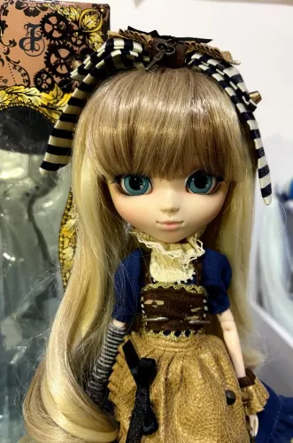 Pullip Alice in Steampunk World (Modelo P-151), lançada pela Groove em meados de 2015.
