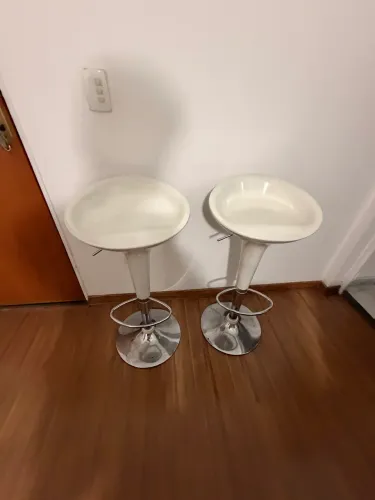 Par de Banquetas Altas Giratórias Brancas - Reguláveis