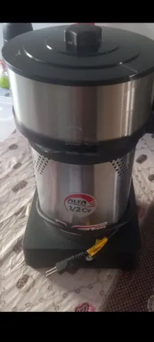Vendo um espremedor de Laranjas industrial semi novo, funcionando tudo Certinho.