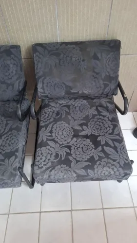 Cadeira almofadadas e tecido aveludado com braços de inox pintado