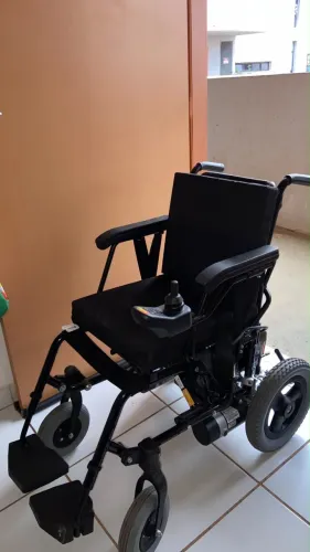 Vendo cadeira de rodas elétrica
