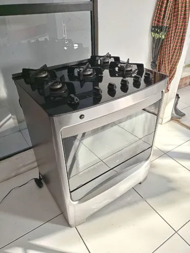 Fogão Consul com vidro temperado em inox e grade deslizante