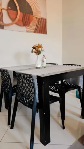 Vendo mesa com 4 cadeiras por 550,00 , apenas 2 meses de uso
