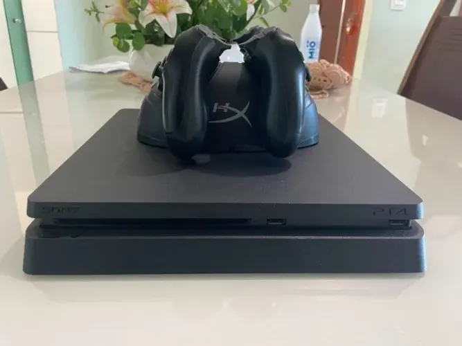 PS4 Slim + 2 Controles e Dock