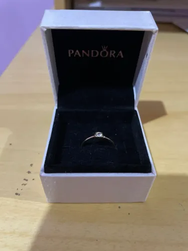 Anel solitário pandora dourado