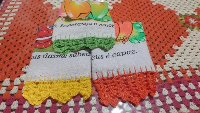 GUARDANAPO COM BARRADO EM CROCHÊ