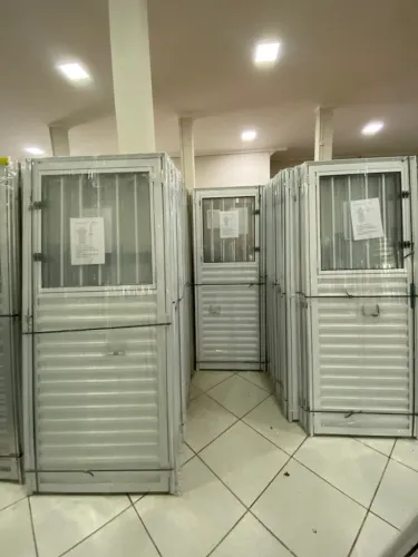 PORTA DE ALÚMINIO BRANCO COM JANELA E GRADE - MEGA OFERTA