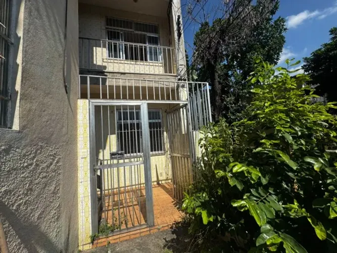 Casa com terraço e 3 quartos em Brás de Pina na rua Aracóia