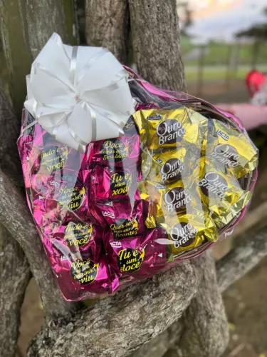 Cesta em formato de coração com bombons - Dia dos namorados