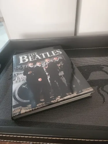 Livro dos Beatles capa dura 