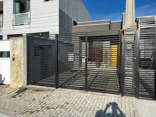 Portão de ferro e fixo com lixeira