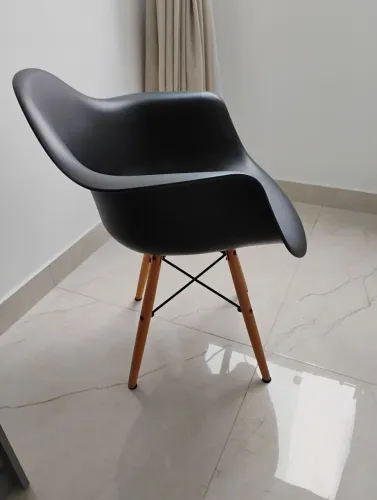 Cadeira Eames de Polipropileno
