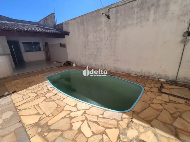 Casa com 4 quartos sendo 2 suítes disponível para venda no bairro Santa Mônica em Uberlând