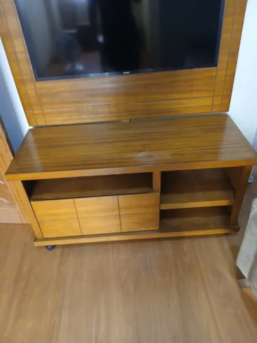 Rack com painel madeira maciça