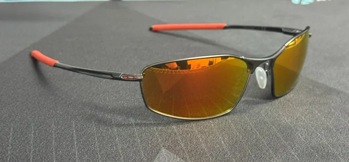 Oculos de Sol Oakley Whisker prizm ruby