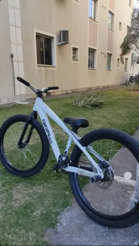 Gios branca de grau aro 26 com garfo guidão voado ,marcha única e freio mt200 traseiro.