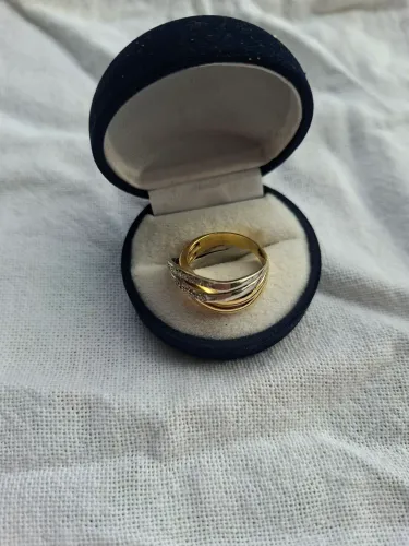 Anel de ouro branco e amarelo com brilhantes de 1/2 pontos 