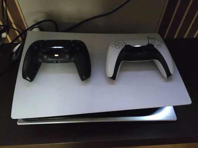 PS5 digital + 2 controles em bom estado de conservação 