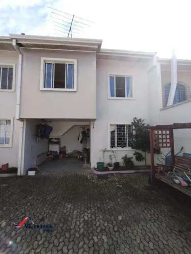 Sobrado á venda dentro de residencial no bairro Cajuru em Curitiba - PR