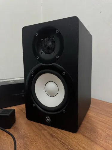 Par de monitores de áudio profissional Yamaha H5