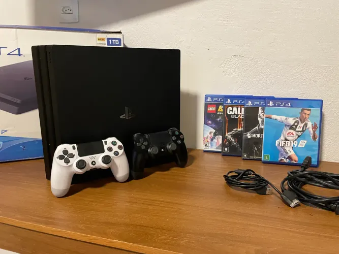 PS4 PRO 1TB Impecável + 2 controles + 4 jogos originais
