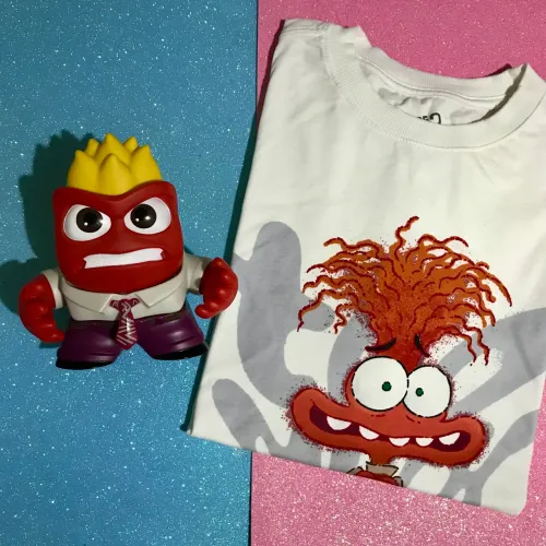 Divertidamente Disney Pixar boneco Raiva e Camiseta da Ansiedade