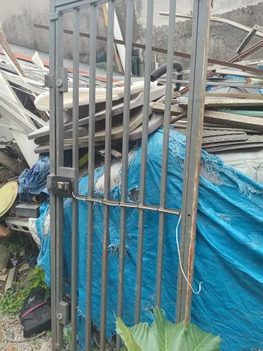 Portão de ferro com fechadura eletrônica