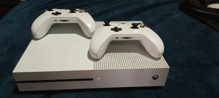Xbox one 2 controles,cabo hdmi e cabo de força